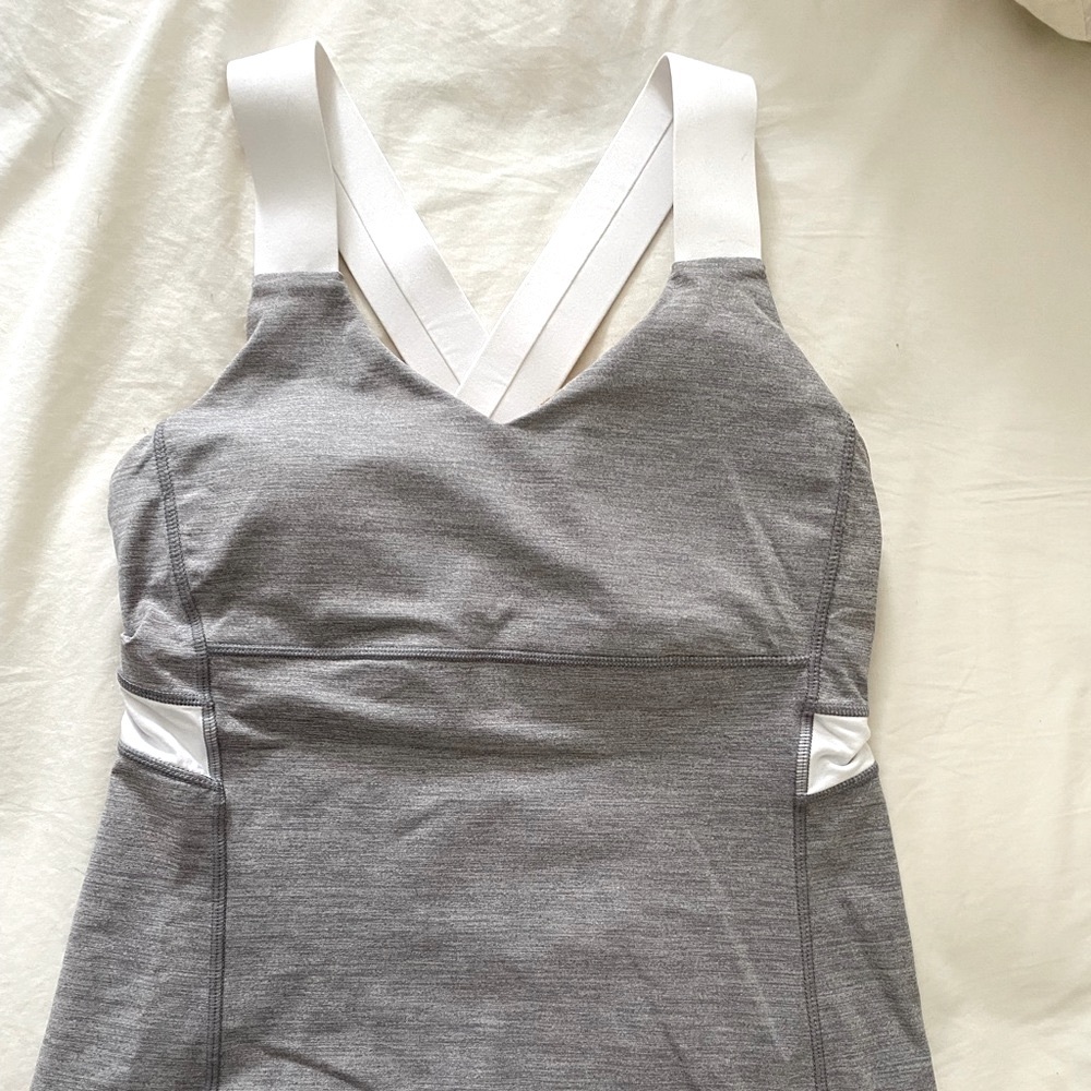 🤍LULULEMON 🤍activewear top on great and white . Size medium .